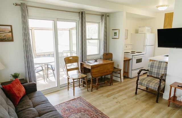 Gallant Cottage-PEI Charm, updated cottage with AC near Charlottetown. Waterview