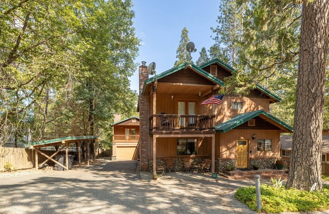 Game Room, 5 Bedrooms, Multiple Decks, 350 yards to The Pines Village & Marina