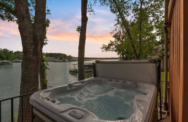 Game Room, Dock Life, Fire Pit & Hot Tub!