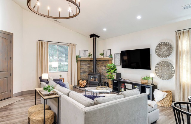 Game Room & Patio: Picturesque Home in Sonora