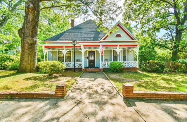 Gameday House Steps from Stadium Sleeps 12+ Bulldogs vs. Austin Peay