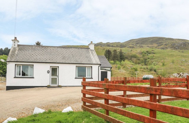 GAPPLE COTTAGE, family friendly in Rathmullan, County Donegal