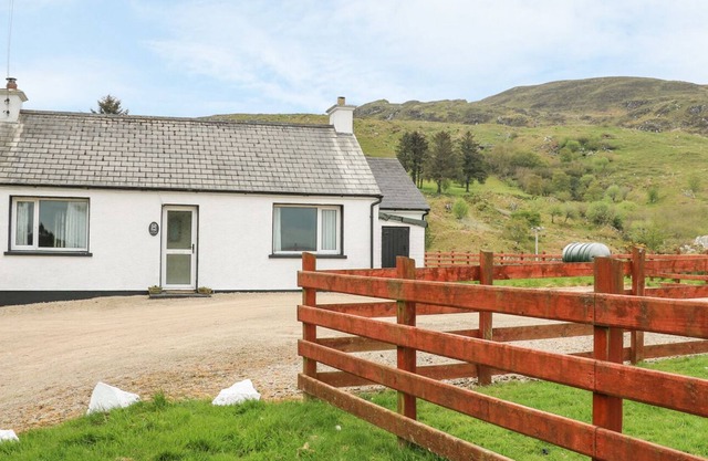GAPPLE COTTAGE, family friendly in Rathmullan, County Donegal