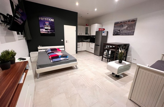 Garage 1 Zimmer Apartment mit Kostenlosem Parkplatz, Zentral