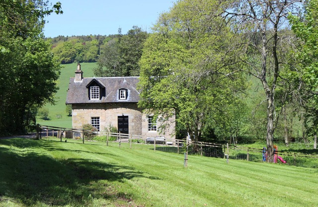 GARDEN COTTAGE, near St Andrews. Glorious country location.