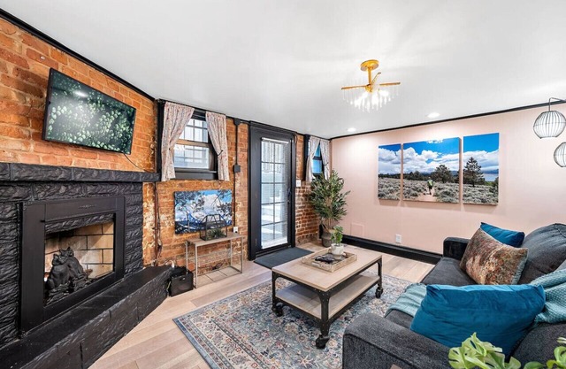 Garden Level Apt in Heart of Den