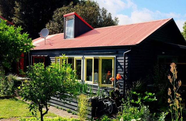 Garden Studio in the Heart of Nelson