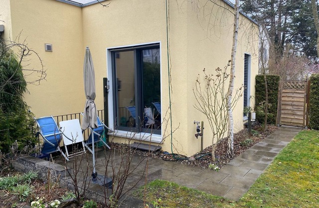Garden studio with free parking in quiet residential area.