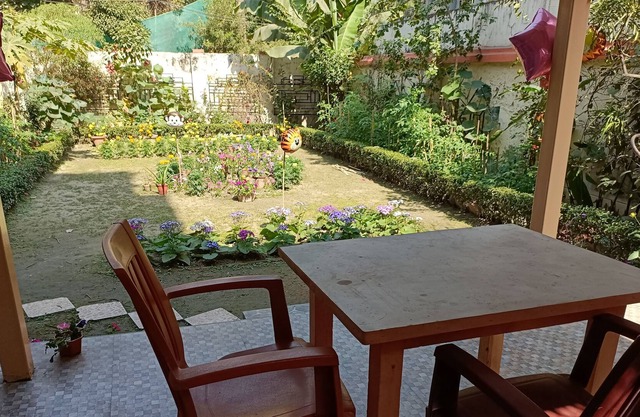 Garden View Room in South Kolkata near Renowned Restaurants and Lakes