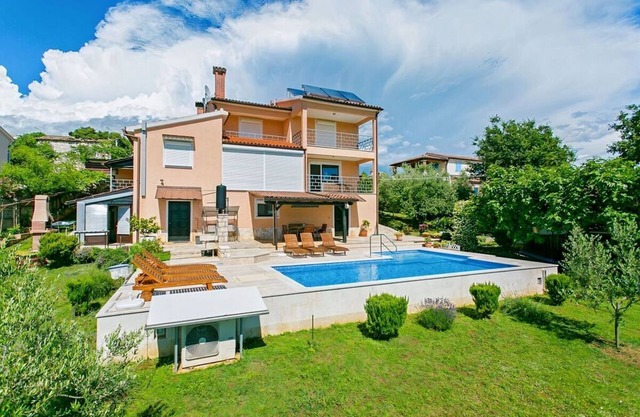 Garden with pool and barbecue, air conditioning, wifi, quiet location