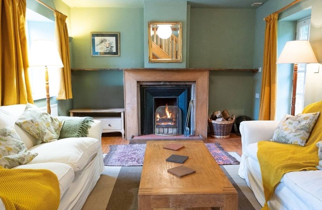 Gardeners Cottage - a cottage that sleeps 8 guests in 4 bedrooms