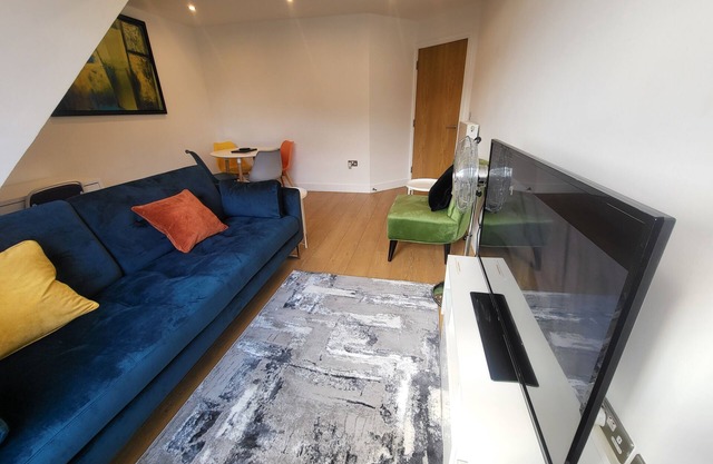 Garland City Centre Apartment, Close to Station, Stores, Restaurants & Gym