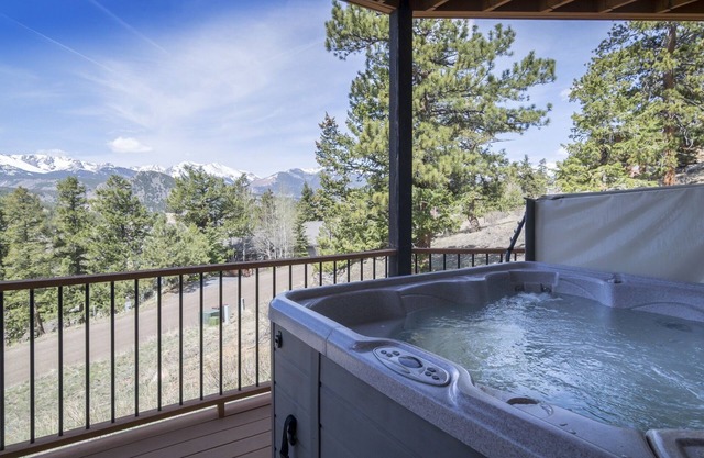 Garlands' Alpine Lodge Luxury Vacation At Windcliff 3 Bedroom Home by RedAwning