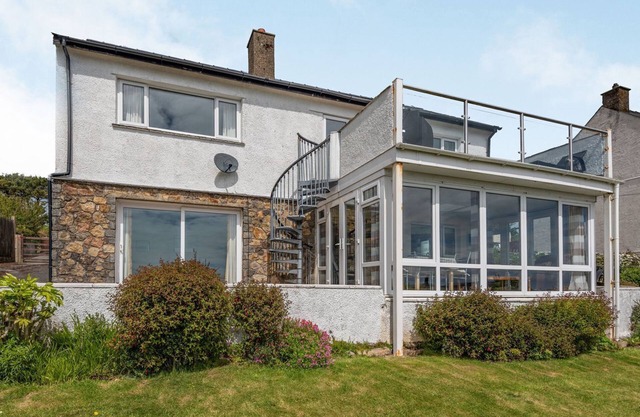 GARNA, pet friendly, character holiday cottage in Llanbedrog