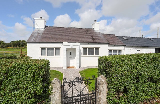 GARNEDD RHOS, family friendly, character holiday cottage in Benllech