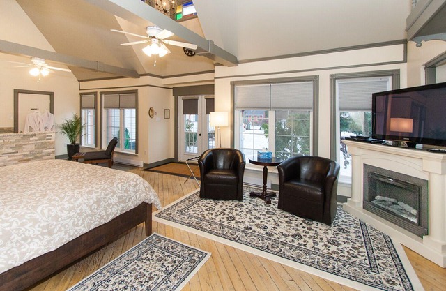 Gaspereau Suite - 2 Seat Jacuzzi, KingBd, Downtown