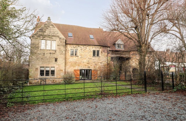 GATEHOUSE CROFT, pet friendly, with open fire in Polesworth