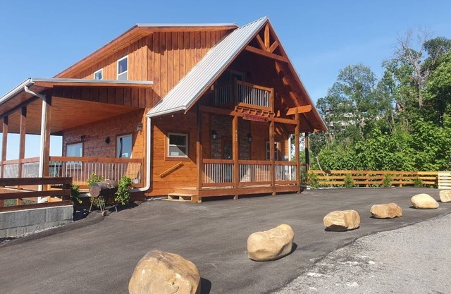 Gatlinburg Luxury Cabin, Great Mountain Views,Hot Tub, Pool Table, Fire Pit.