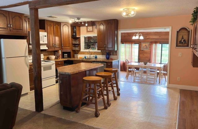 Gator Hole: Old-Florida Cabin Feeling 3-bedrooms, 1.5-bath house, sleeps 5. New bring your boat launch from black hammock boat ramp fish from your house or the peninsula