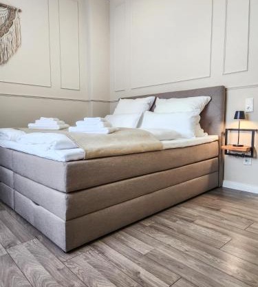 GELI Homes L1 - 2x Zimmer, 2x Kingsize Bett, 1 bis 4 Personen, Parkplatz, TV, Wifi, top Küche, Kaffee, Tee