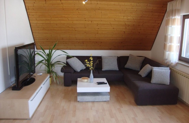 Gemütlich und Zeitlos Modern Eingerichtete Ferienwohnung in Ruhiger Lage an der Romantischen Straße