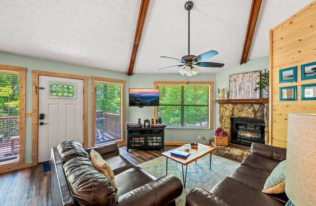 Getaway Chalet: 5 Mins to Gatlinburg* Hot Tub + Fireplace + Games