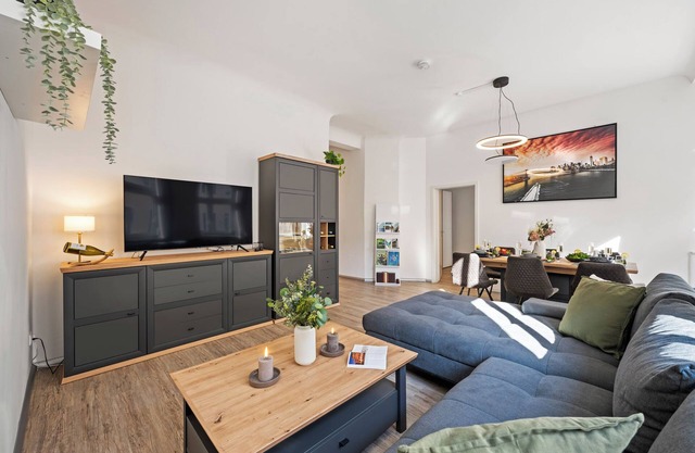 Gigantic old building apartment with WiFi and free parking in the city center