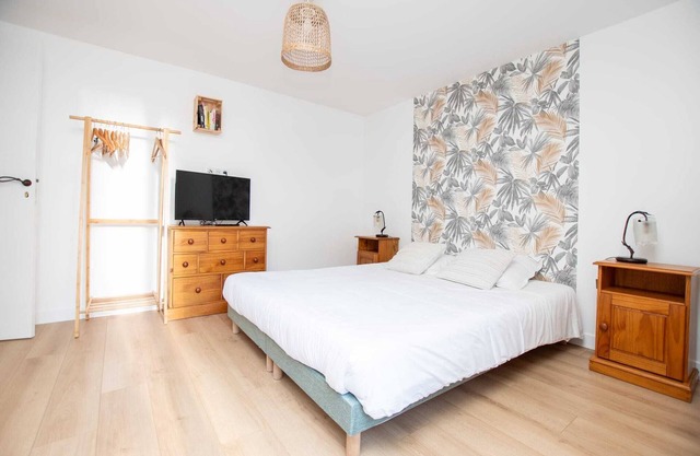 Gîte Saint-Jacques-de-Compostelle, 2 rooms, 2 bathrooms, very cool in summer, very large terrace - shared outdoor pool - private Jacuzzi optional