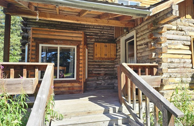 Glacier Cabin: Two-Bedroom Two-Story