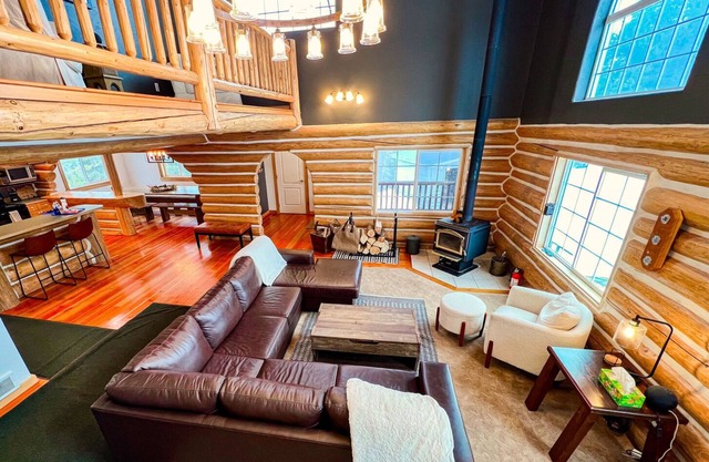 Glacier Dream Escape! Pet Friendly, 6 Bed/4.5 Bath, Sleeps 12, Private Acreage, Trees Galore!