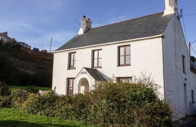 GLADSTONE, pet friendly, character holiday cottage in Aberdaron