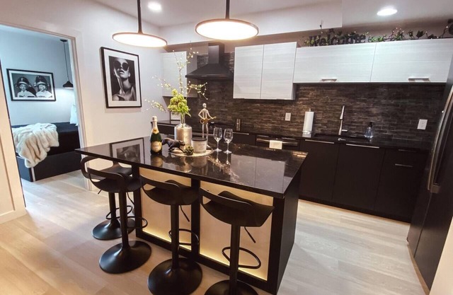Glam 2 Bedroom - On Music Row - Guitar Pool - Sleeps 6