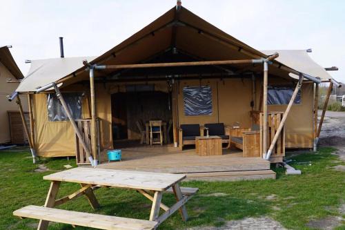 Glamperen met eigen badkamer in De Peel voor 6 Pers Happy