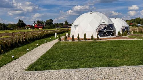 Glamping Bieszczady - Luksusowe Całoroczne Kopuły Sferyczne
