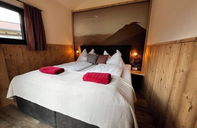 Glamping in the sleeping hut with box-spring bed