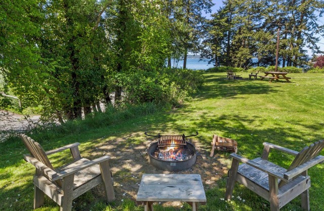 Glamping Tent with Partial Ocean Views - 1 min walk to beach!