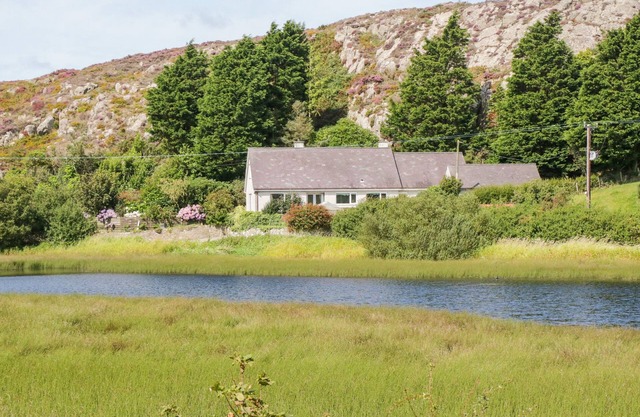 GLAN GORS, pet friendly, with open fire in Llanerchymedd