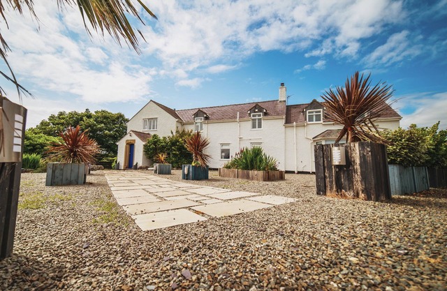 GLANLLYN BACH, pet friendly, luxury holiday cottage in Rhosneigr