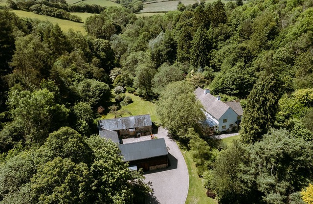 Glasnant - Luxury House in the woods with Hot Tub