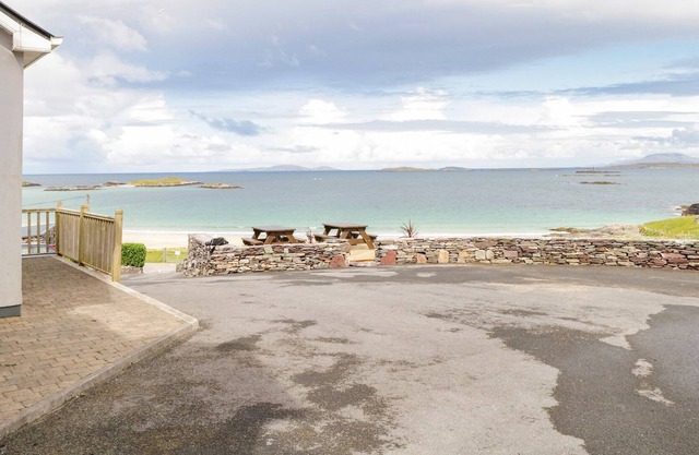 GLASSILLAUN BEACH HOUSE, family friendly in Tully, County Galway