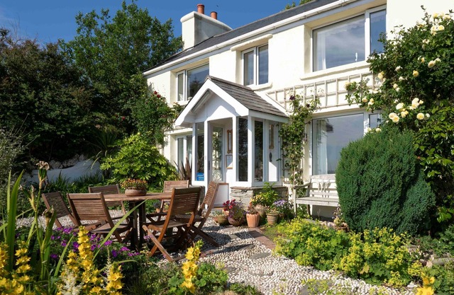 Glen Chass Farmhouse is a beautifully appointed 3 bedroom house that sleeps up to 6 people in a magn