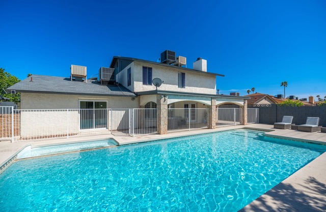 Glendale Getaway Huge Pool Games Nice View Balcony