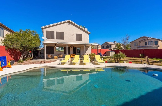 Glendale getaway Pool & Games