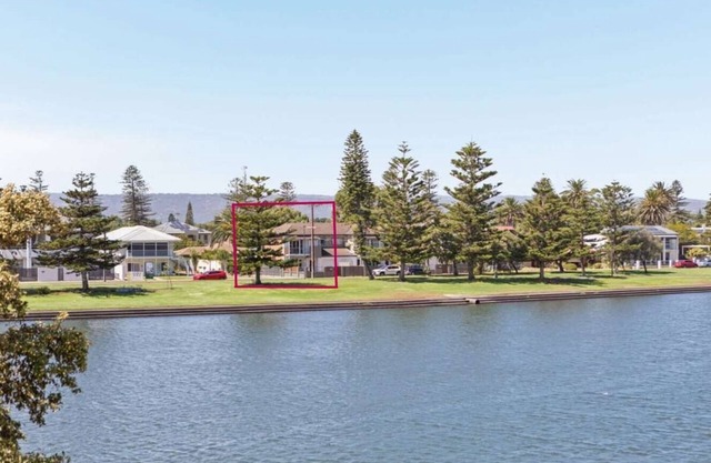 Glenelg Retreat – Beachside Bliss & Garage Parking