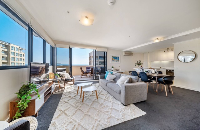Glenelg Seaview Penthouse: Perfect for your next getaway!