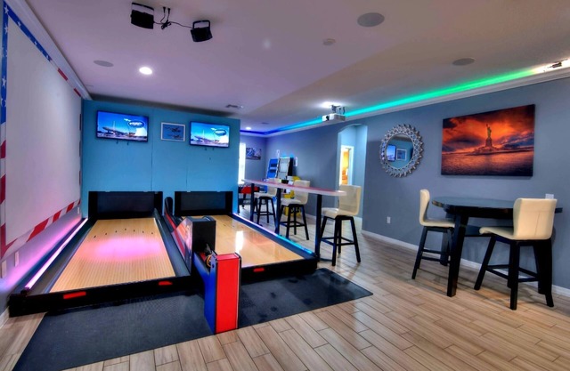 Global Bowling Villa sleeps 34 FREE early check in/late check out WHEN available