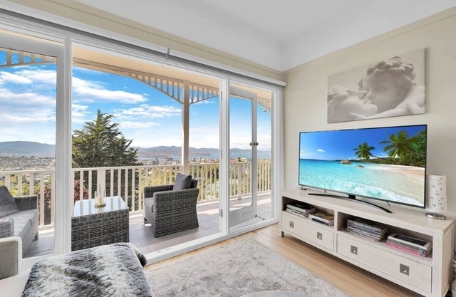 Glorious Views - Beautiful 1925 Heritage House