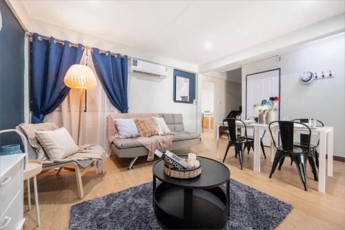 GM7 - Private House Downtown 2mins walk to metro