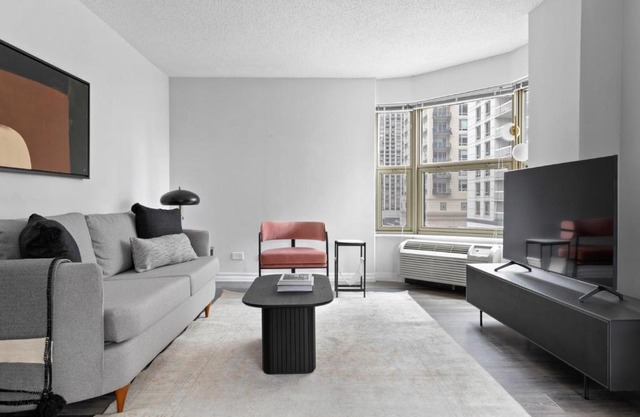 Gold Coast 1BR w Deck Gym Lounge 1 block to L CHI-650