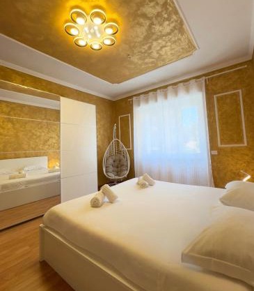 Golden Essence Apartment - terrace & metro